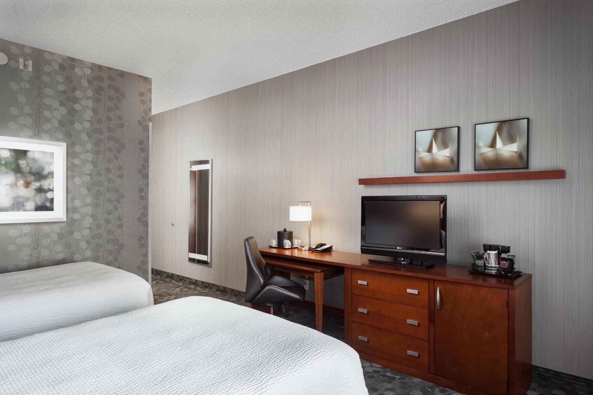 Courtyard By Marriott Stockton Hotel Exterior photo