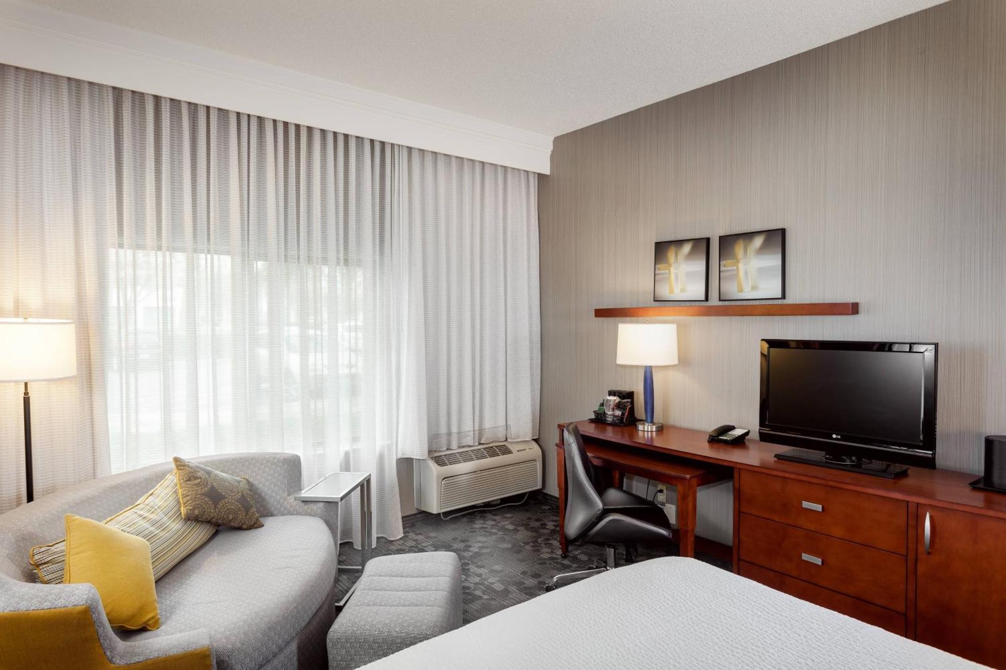 Courtyard By Marriott Stockton Hotel Exterior photo