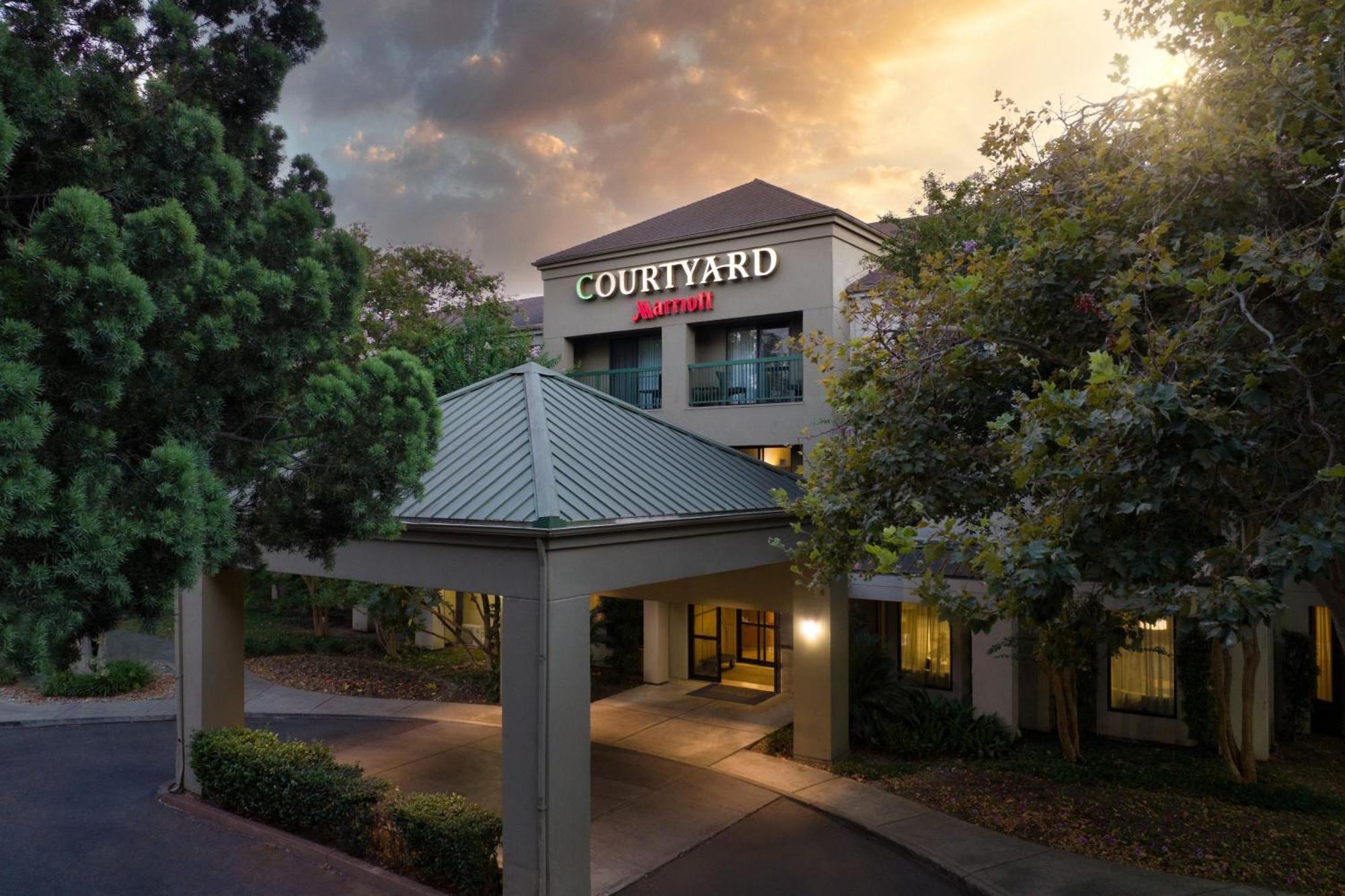Courtyard By Marriott Stockton Hotel Exterior photo