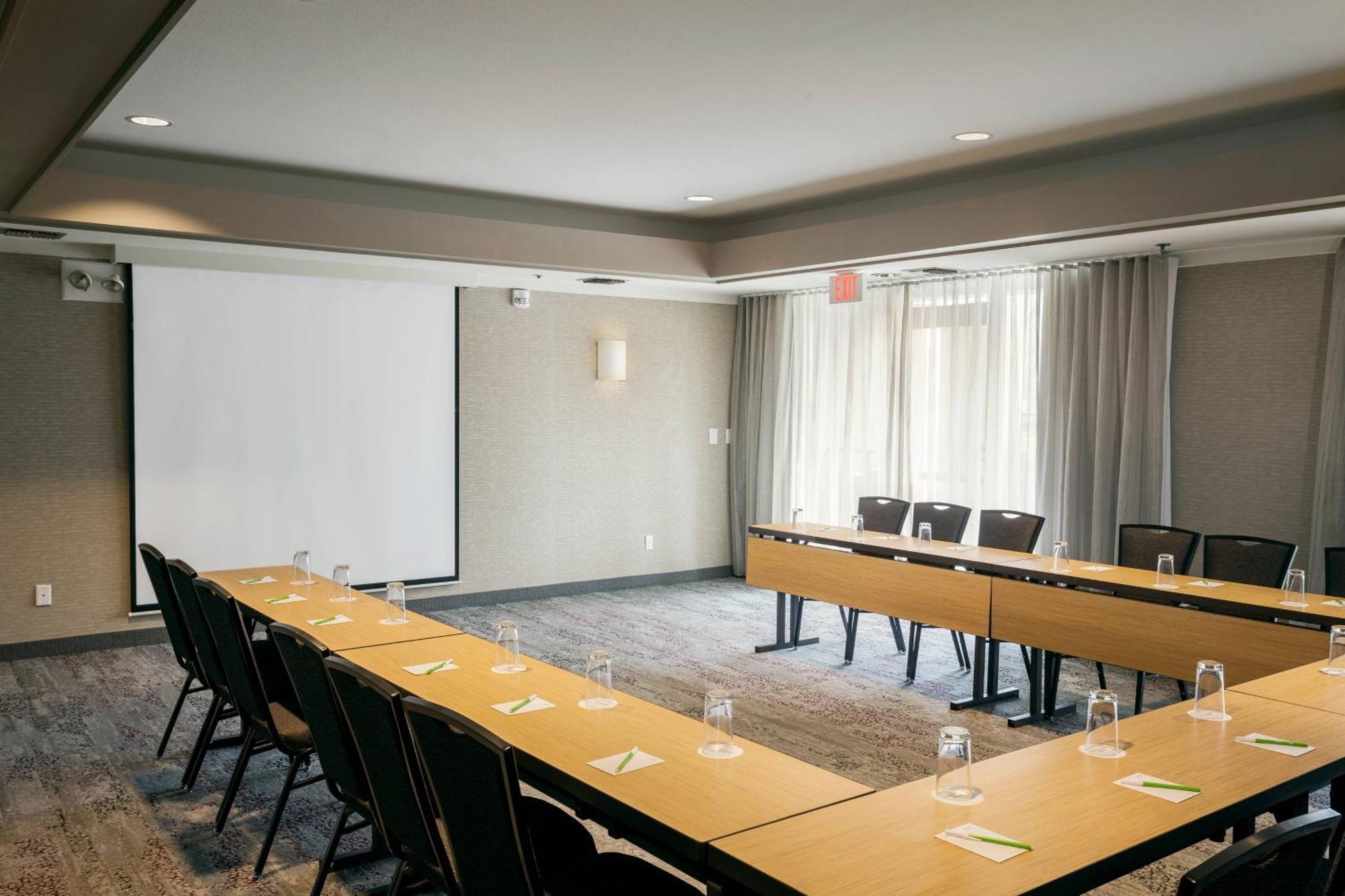 Courtyard By Marriott Stockton Hotel Exterior photo