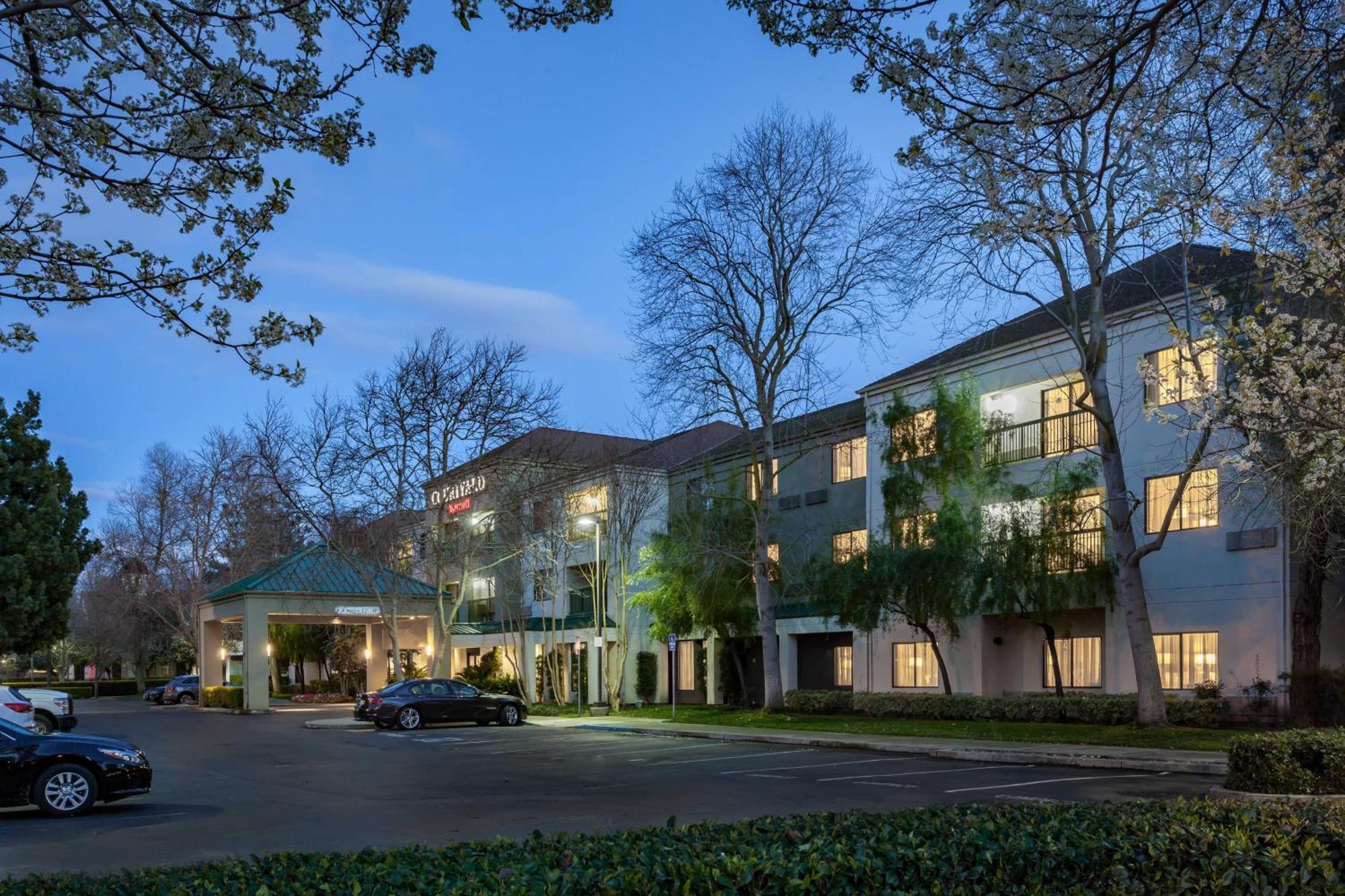 Courtyard By Marriott Stockton Hotel Exterior photo