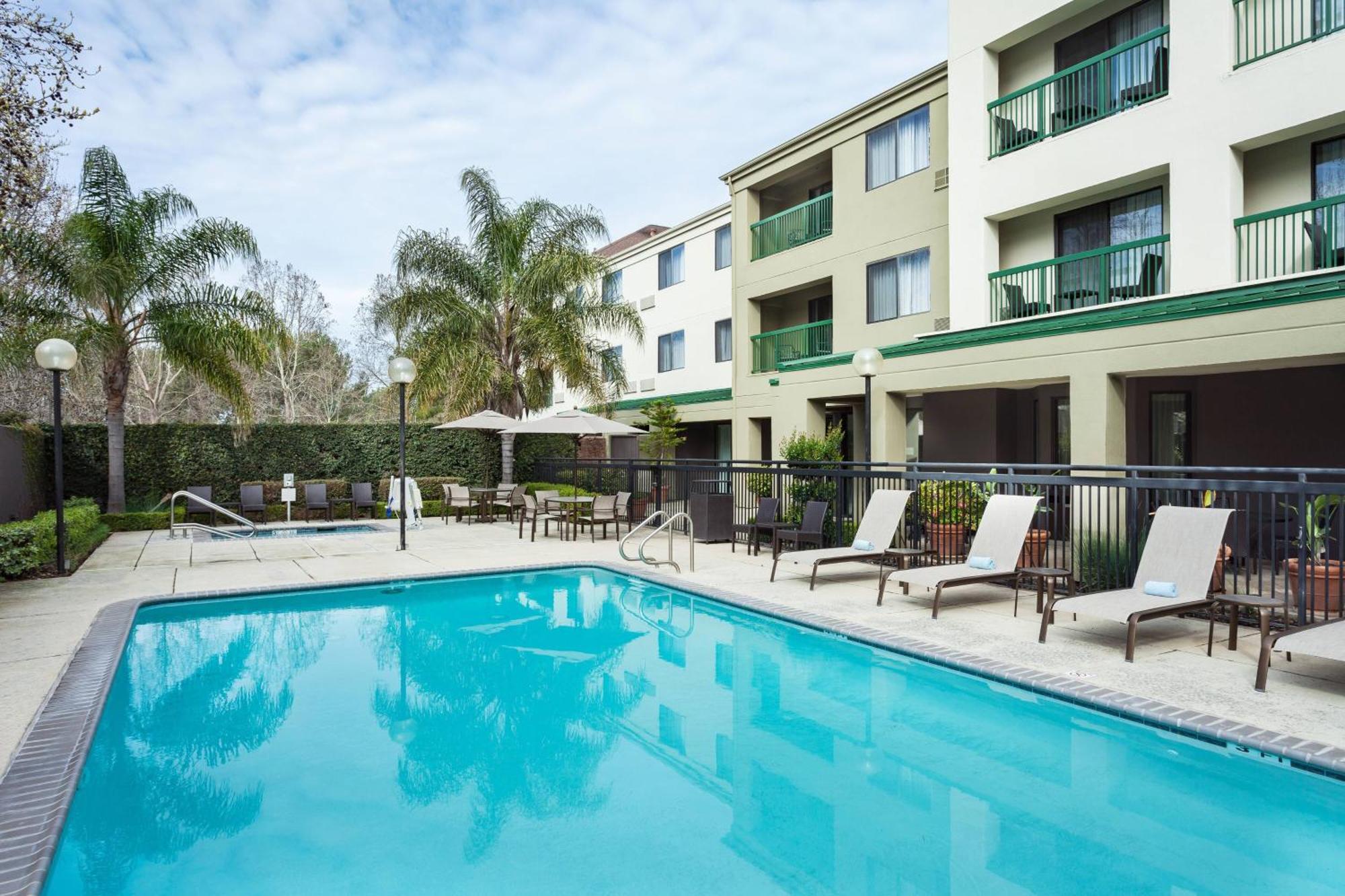 Courtyard By Marriott Stockton Hotel Exterior photo