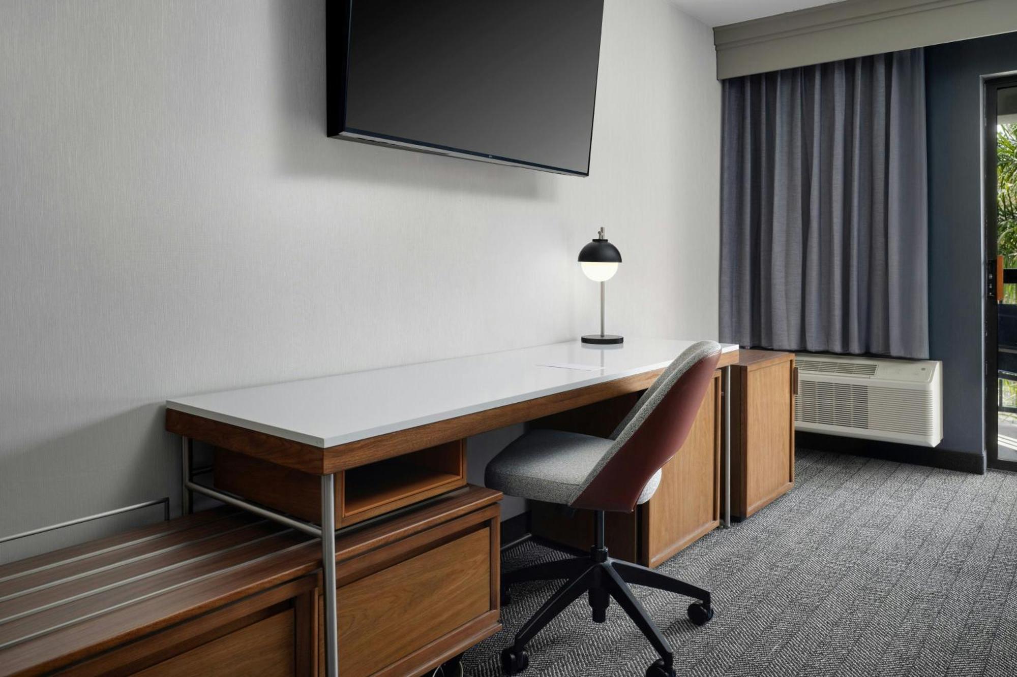 Courtyard By Marriott Stockton Hotel Exterior photo