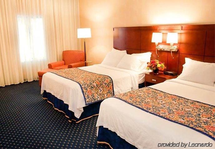 Courtyard By Marriott Stockton Hotel Room photo