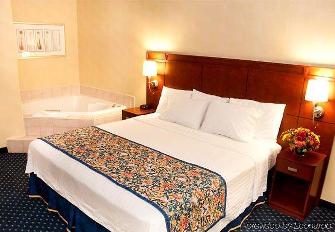 Courtyard By Marriott Stockton Hotel Room photo
