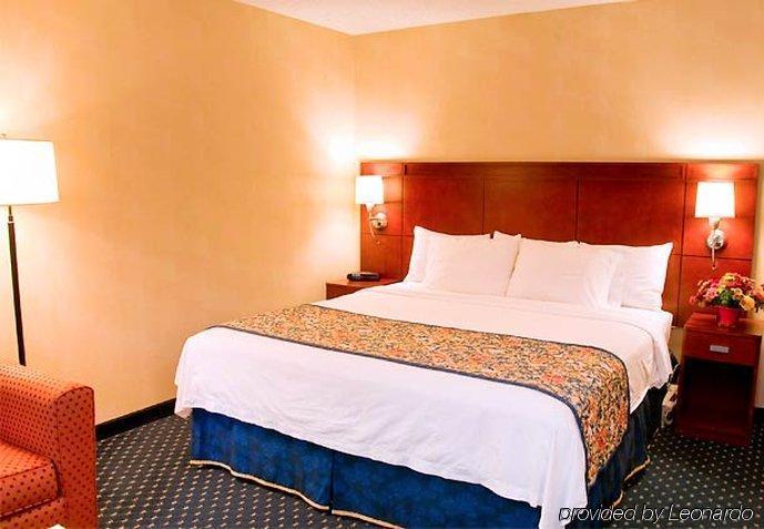 Courtyard By Marriott Stockton Hotel Exterior photo